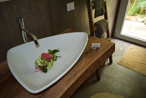 Dusche, Bidet, Handtücher, Seife