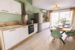 Réfrigérateur, four à micro-ondes, un four, surface de cuisson