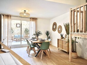 Dining - Cozy duplex - patio - sleeps 6 - historic village (Saint-Paul-Trois-Châteaux)