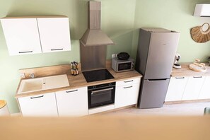 Réfrigérateur, micro-ondes, four, plaque de cuisson