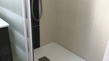 SĂšche-cheveux, savon, papier toilette