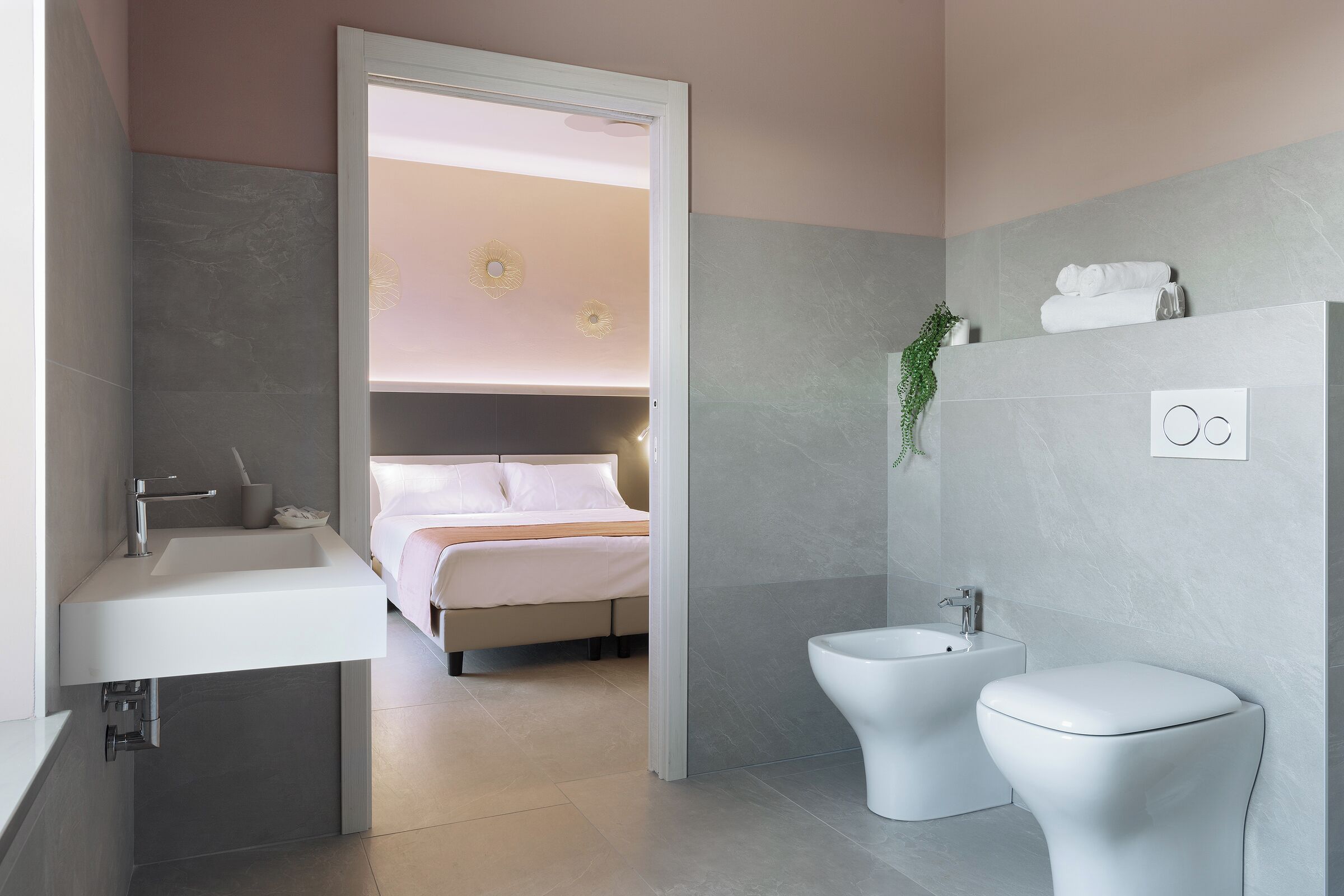 Un baño moderno con lavamanos, bidé e inodoro.