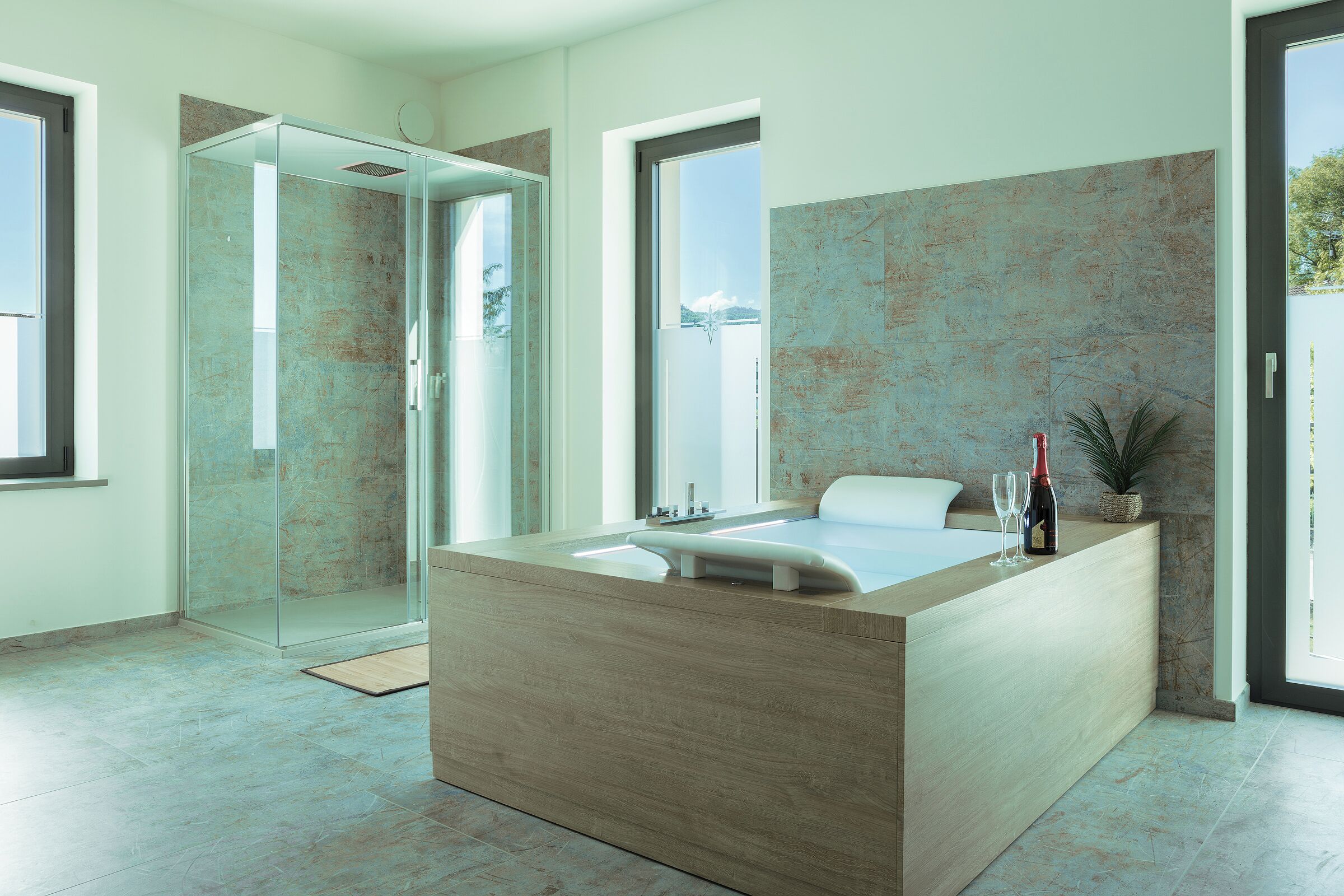 Luksusstudiosviitti, oma kylpyhuone, näköala uima-altaalle | Ilmainen Wi-Fi, vuodevaatteet