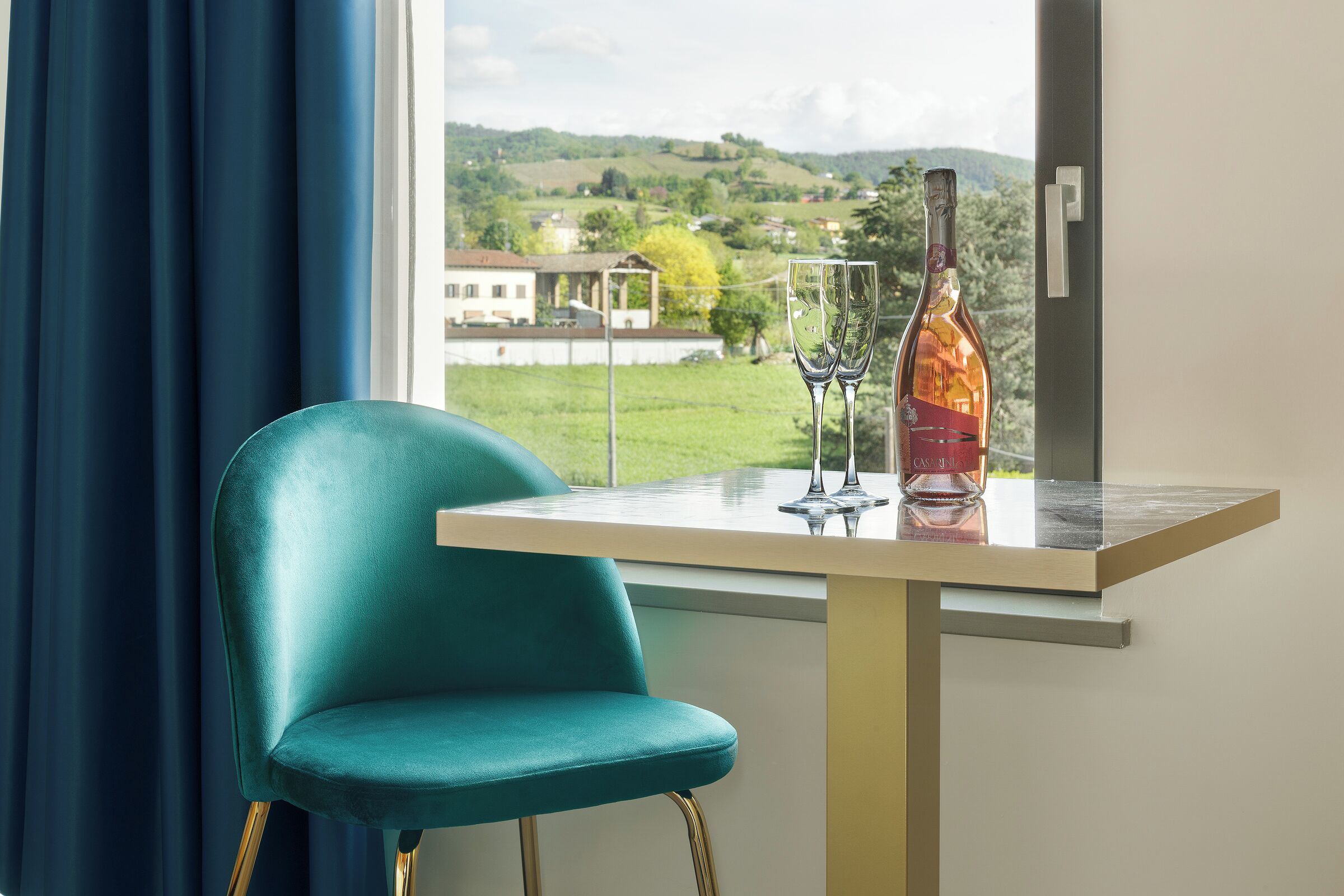 Habitación Deluxe con 1 cama doble o 2 individuales, balcón, vistas a la colina | Wifi gratis y ropa de cama