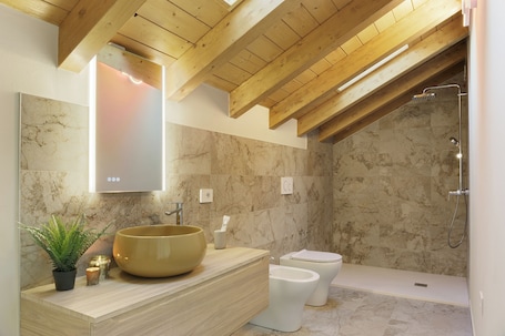 Deluxe Double or Twin Room, Balcony, Hill View | Bathroom. Casale Auriga Oltrepò Pavese
