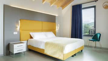 Habitación Deluxe con 1 cama doble o 2 individuales, balcón, vistas a la colina | Wifi gratis y ropa de cama