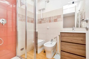 Regadera, secadora de cabello, bidet, toallas