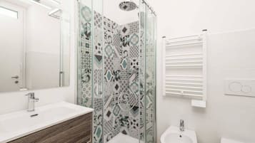 Ducha, secador de pelo, bidé y toallas