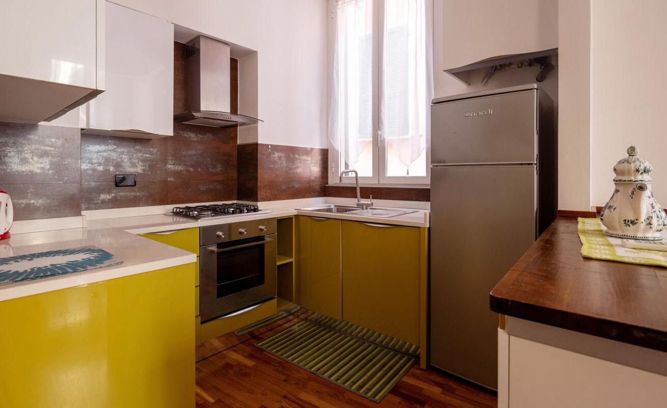 Four, plaque de cuisson, lave-vaisselle, cafetière/bouilloire