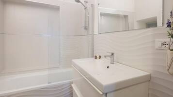 Asciugacapelli, bidet, asciugamani