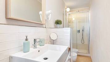 Dusche, Haartrockner, Bidet, Handtücher