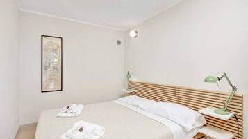 1 camera, ferro/asse da stiro, lenzuola