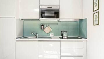 Mikrowelle, Herdplatte, Wasserkocher mit Kaffee-/Teezubehör