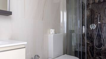 Dusche, Haartrockner, Bidet, Handtücher