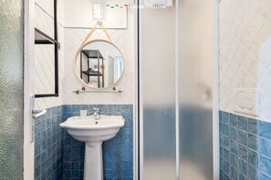 Een douche, een haardroger, een bidet, handdoeken