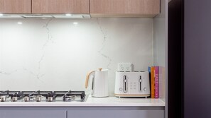 Jääkaappi, mikroaaltouuni, uuni, liesi