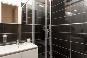 Dusche, Haartrockner, Bidet, Handtücher