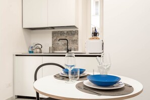 Mikrowelle, Herdplatte, Wasserkocher mit Kaffee-/Teezubehör, Toaster