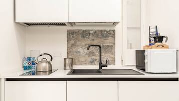 Microondas, parrilla de estufa, cafetera y tetera y tostadora