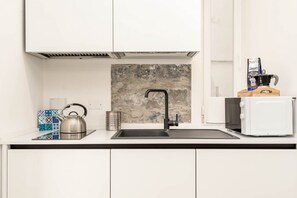 Mikrowelle, Herdplatte, Wasserkocher mit Kaffee-/Teezubehör, Toaster