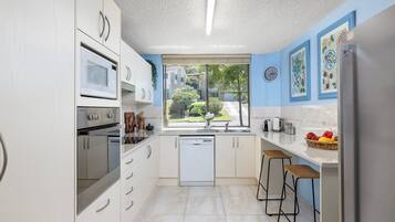 Jääkaappi, mikroaaltouuni, uuni, liesi