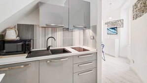Eine moderne Küche mit integriertem Mikrowellenherd, Spüle und Herd.