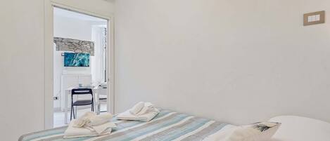 1 slaapkamer, een strijkplank/strijkijzer, wifi, beddengoed