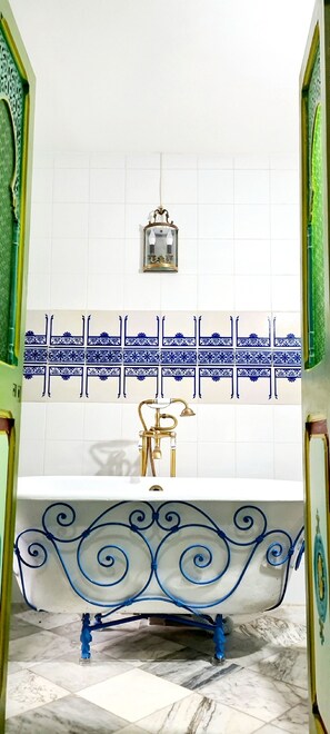 Ducha, secador de pelo, toallas y jabón