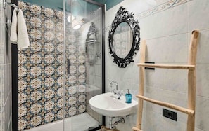 Doccia, asciugacapelli, bidet, asciugamani