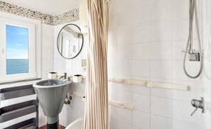 Shower, hair dryer, bidet, towels - The Sea, TerreMarine (Riomaggiore)