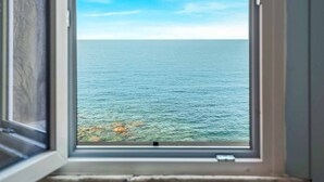 Una finestra con vista sul mare.