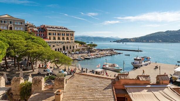 A coastal town with historic buildings, a marina, and a view of the sea and mountains. - Neverland, Terre Marine (Portovenere)