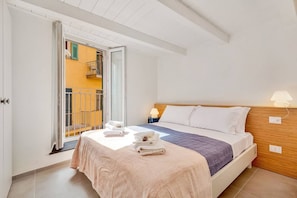 1 dormitorio, tabla de planchar con plancha, wifi y ropa de cama