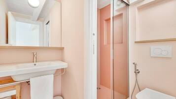 Dusche, Haartrockner, HandtĂŒcher