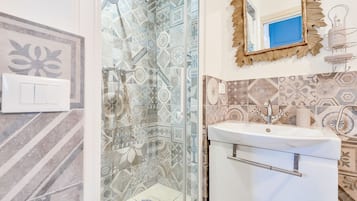 Doccia, asciugacapelli, bidet, asciugamani