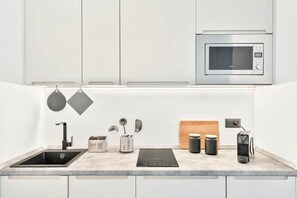 Mikrobølgeovn, oppvaskmaskin, kaffetrakter/tekoker og kjøkkenutstyr