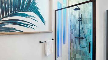 Dusche, Haartrockner, Bidet, Handtücher