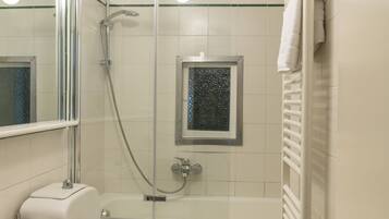 Haartrockner, Bidet, Handtücher