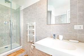 Een douche, een haardroger, handdoeken
