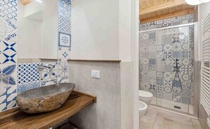 Douche, sèche-cheveux, bidet, serviettes fournies