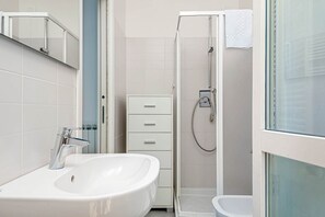 Een douche, een haardroger, een bidet, handdoeken