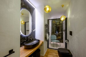 Bruser, hårtørrer, bidet, håndklæder