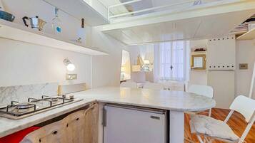 Geladeira, cooktop, cafeteira/chaleira