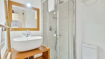 Bruser, hårtørrer, bidet, håndklæder