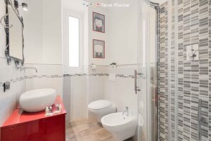 Doccia, asciugacapelli, bidet, asciugamani