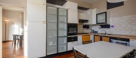 Een koelkast, een oven, een kookplaat, een vaatwasser