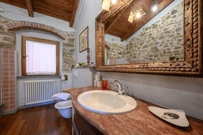 Haartrockner, Bidet, Handtücher, Shampoo