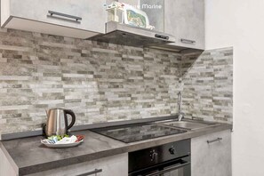 Réfrigérateur, four, plaque de cuisson, cafetière/bouilloire