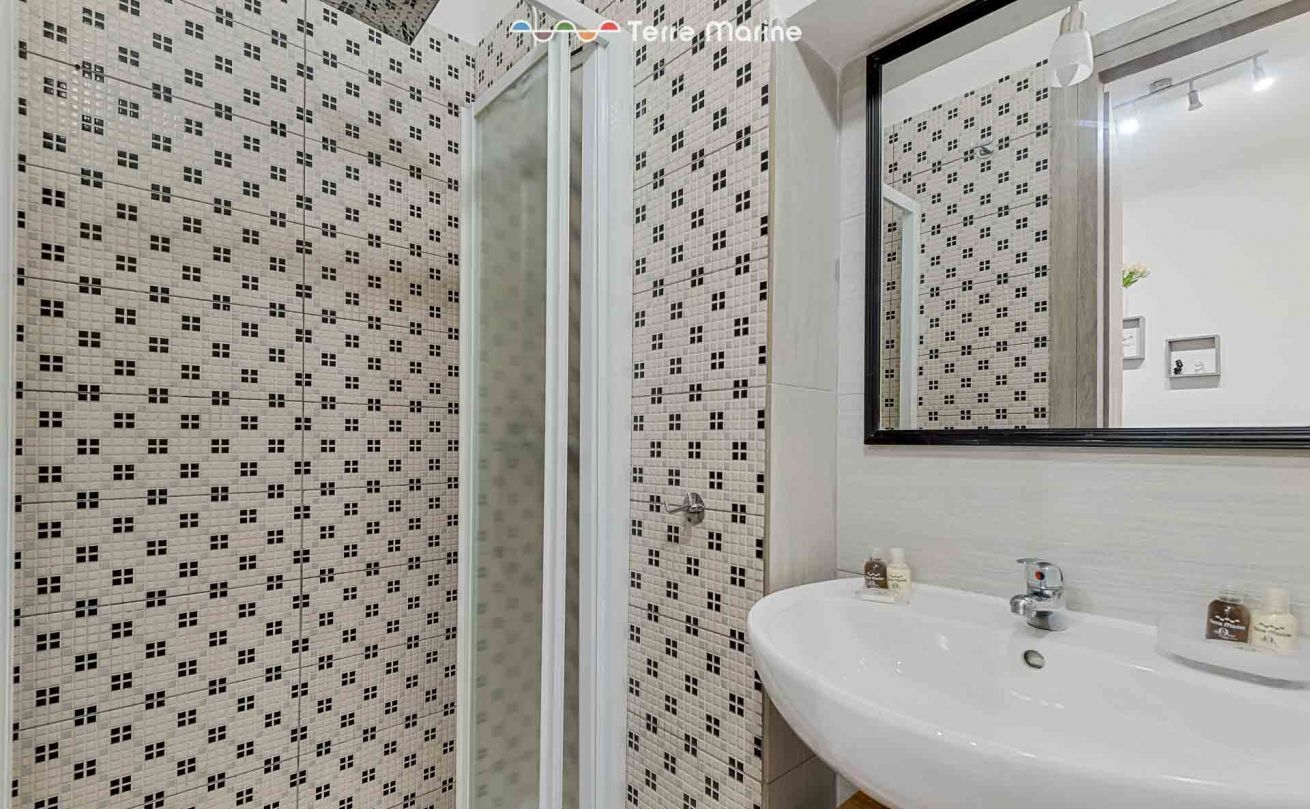 Dusche, Haartrockner, Bidet, Shampoo