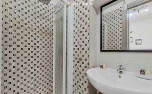 Douche, sèche-cheveux, bidet, shampoing